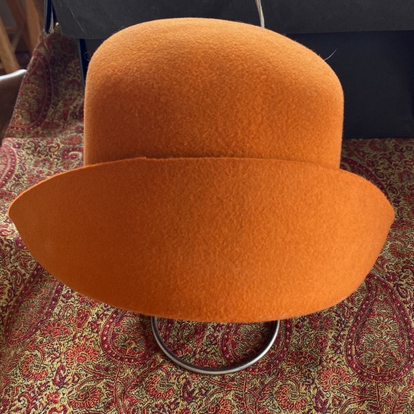 1969 Miss Eileen USA orange wool woman’s hat with feathers in original hat box - Picture 2 of 14